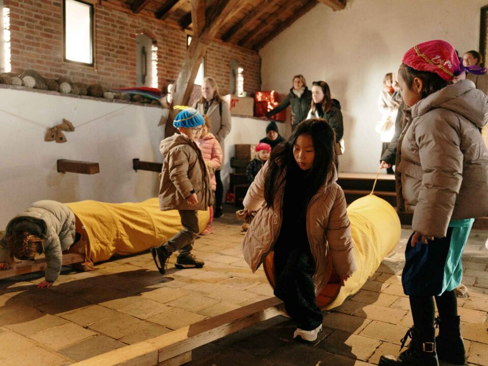 Kinderen tijdens pietenactiviteit met kasteel van sinterklaas
