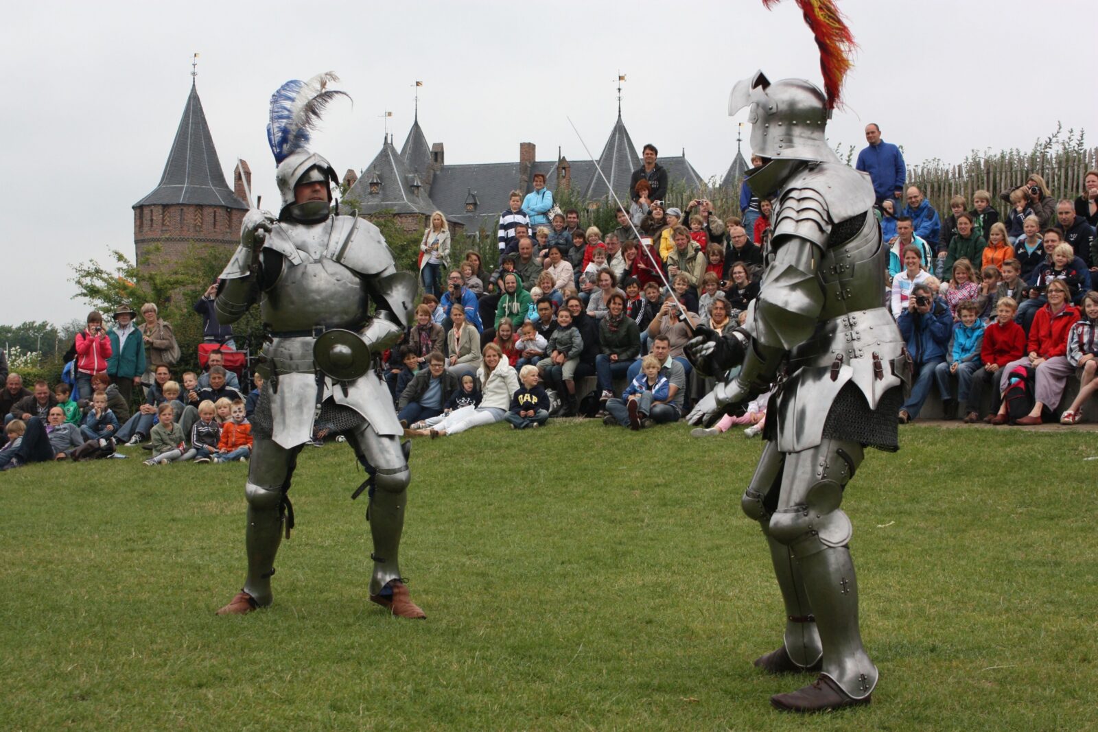 2 ridders vechten met publiek en het muiderslot op de achtergrond