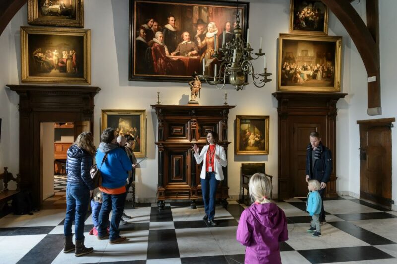 een rondleiding in de ridderzaal van het Muiderslot