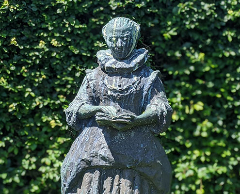 Maria Tesselschade beeld in kasteeltuinen Muiderslot
