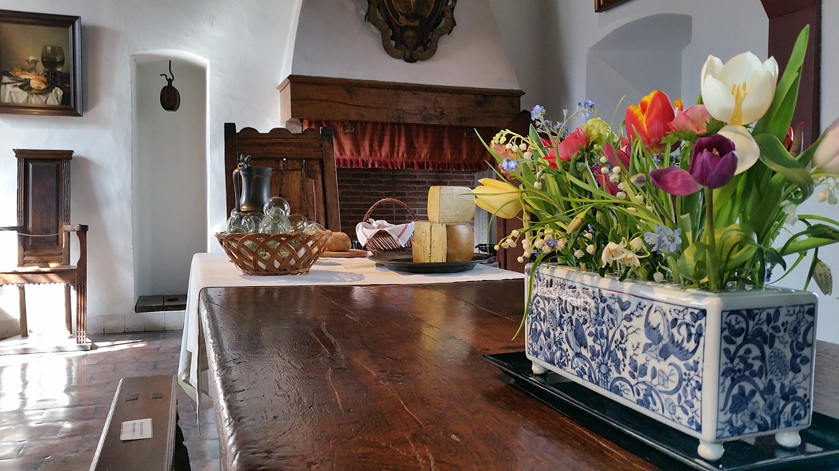 tulpen vaas in de kleine eetzaal van het Muiderslot