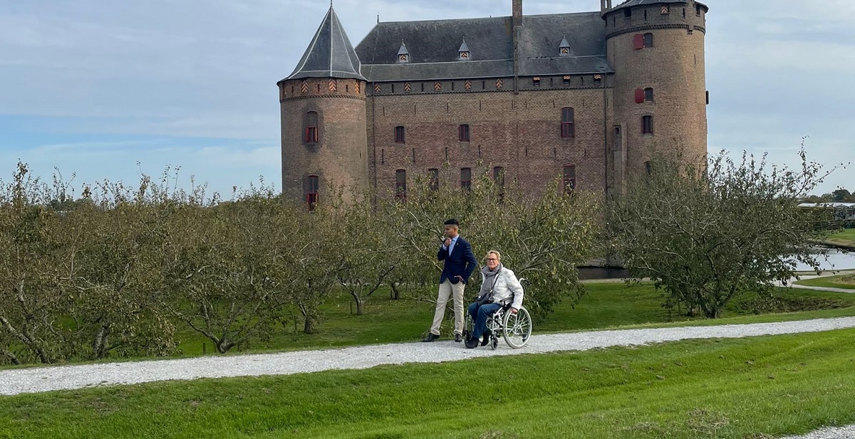 Nitish monument talent muiderslot met vrouw met rolstoel voor het kasteel