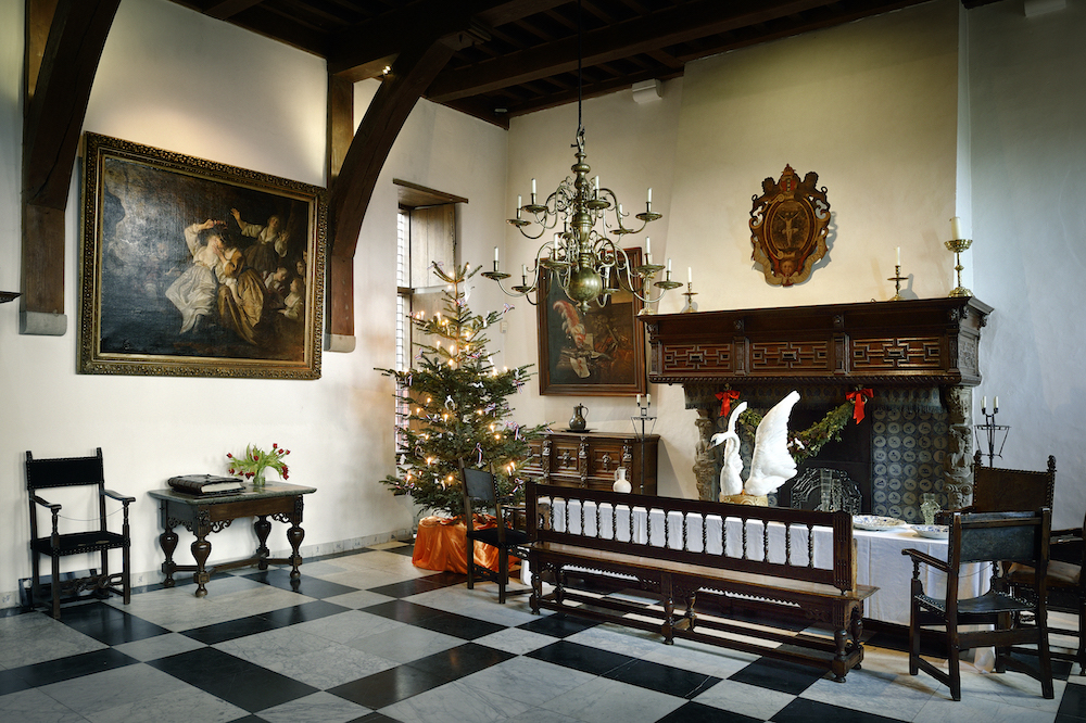 Ridderzaal in kerstsfeer met kerstboom